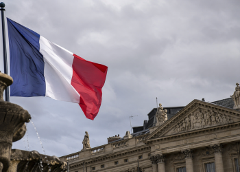 IMF warns France on fiscal risks as deficit lingers